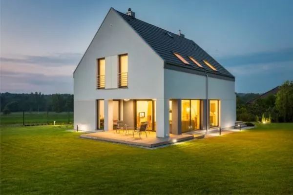 Woning met verlichte ramen in de schemering